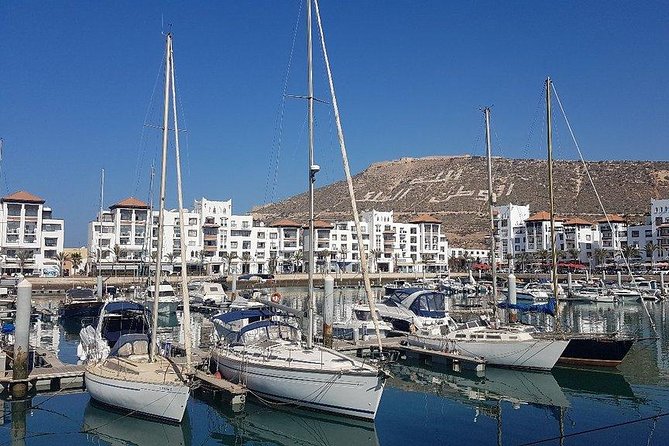 boat trip from 9 am to 3 pm fishing & swimming & barbecue & dessert - Crew energy and the small-group feel (max 25)
