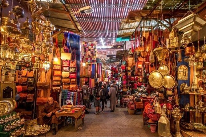Casablanca 1-Day Layover Private Tour and Authentic Moroccan Bath - Mohammed V and UN Square: classic Casablanca squares with lots of people-watching