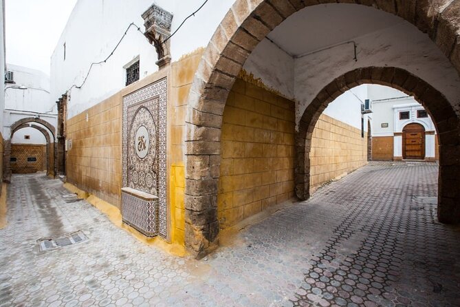 Casablanca Layover Tour with Round-Trip Airport Transfer - Central marketplace: local life, but keep your goals clear
