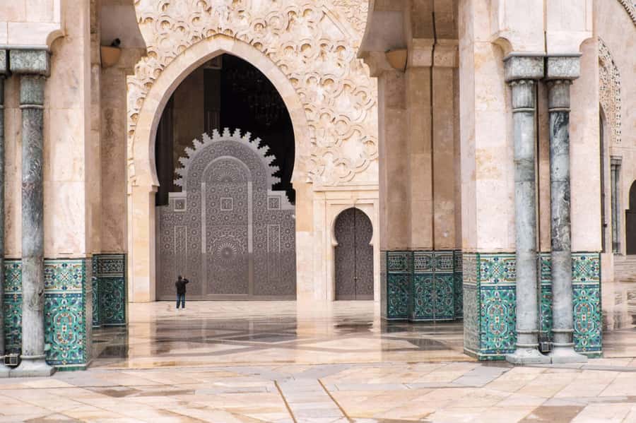 Casablanca: Private Guided Tour with Hassan II Mosque Ticket - Central Marketplace and street-food style tasting stops