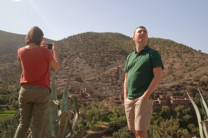 De Marrakech: Visite des montagnes de l'Atlas avec un guide - Lunch at the Top: Moroccan Food Served After the Effort