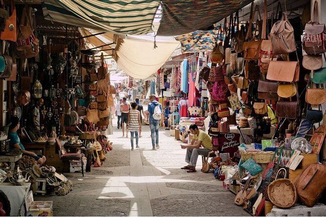 Exclusive Marrakech Souk Shopping Tour - Getting your bearings in Jemaa el-Fnaa, then shopping with a plan