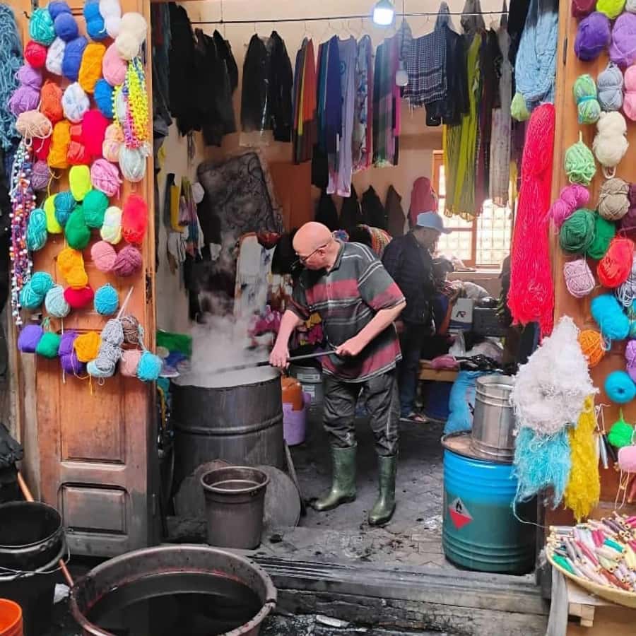 Explore Fes: Unforgettable Guided Walking Tour of the Medina - Getting oriented in the Medina maze, square signs, and smarter wandering