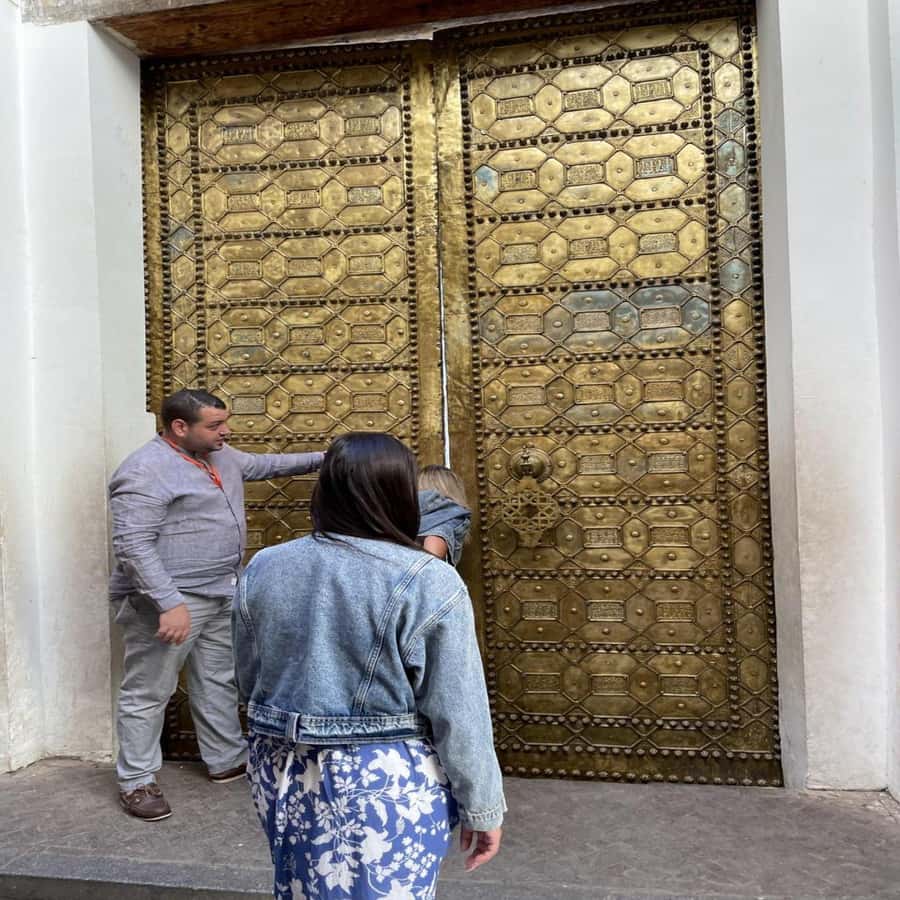 Fes: Museum, Al Attarine Madrasa & Tannery and Medina Tour - Artisan Shop Stops: A Look at Craft, With Sales Pressure to Manage