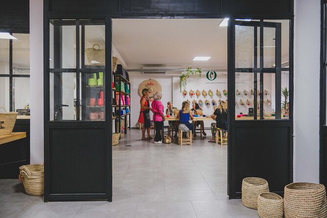 Learn embroidery in Arabic calligraphy in Marrakech - Step 1 to Step 2: baskets, workstations, and meeting the embroiders
