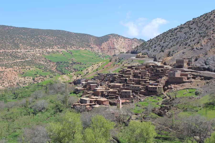 Marrakech: Atlas Mountains Summit Day Trek 2700m - Tea stop and first steps in the Tamaterte area