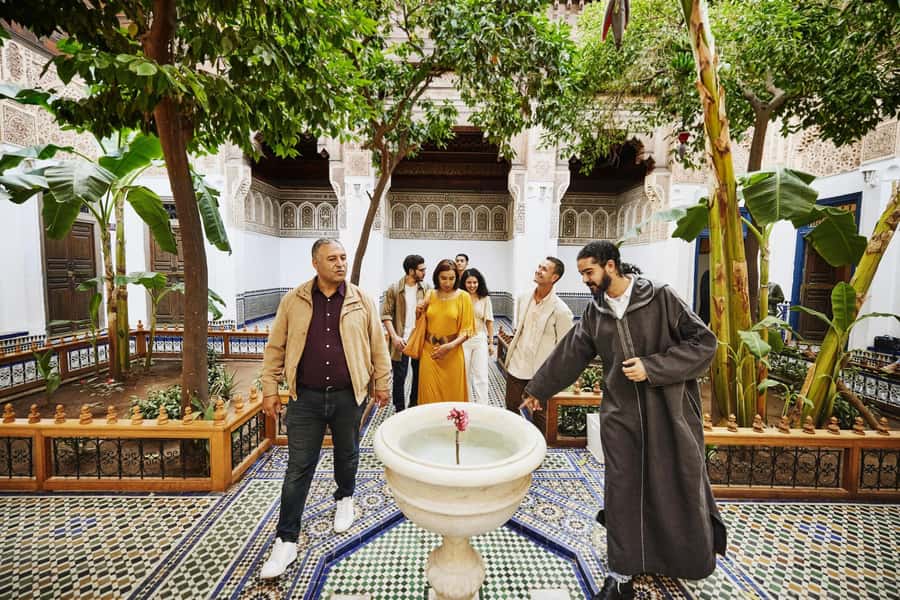 Marrakech: Bahia Palace, Saadian Tombs & Top Highlights Tour - Bahia Palace: cedar ceilings, mosaics, and courtyards