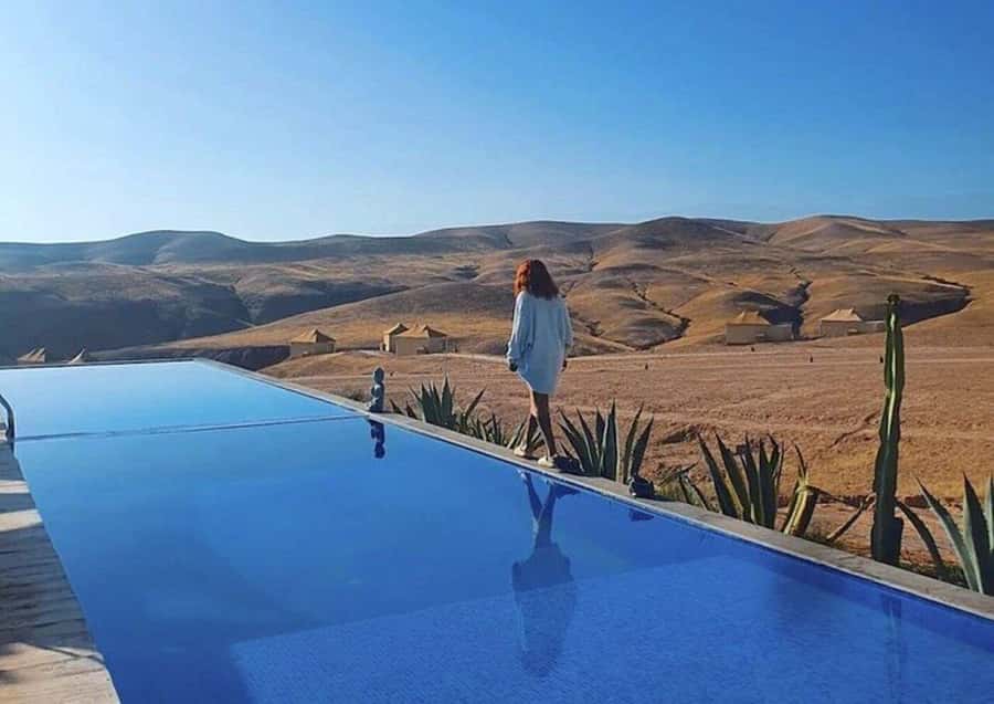 Marrakech: Day Pass in The Desert, swimming pool and lunch - Lalla Takerkoust tea stop: a scenic reset before Agafay