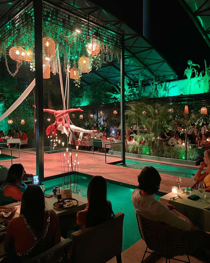 Marrakech : Dinner Show at Nouba Restaurant - The show timeline: singers, dancers, aerial acrobats, and DJ beats