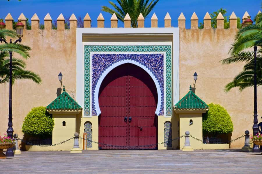Marrakech Full-Day Guided Tour with Lunch - Djemaa El Fna: from traders to Gnaoua music, plus snake charmers