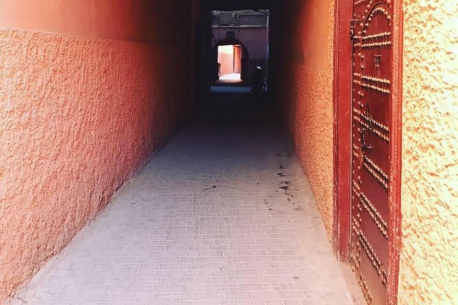 Marrakech Guided Tour with transport & lunch - Jemaa el-Fnaa to Jardin Majorelle, Big Energy Then Quiet Blue