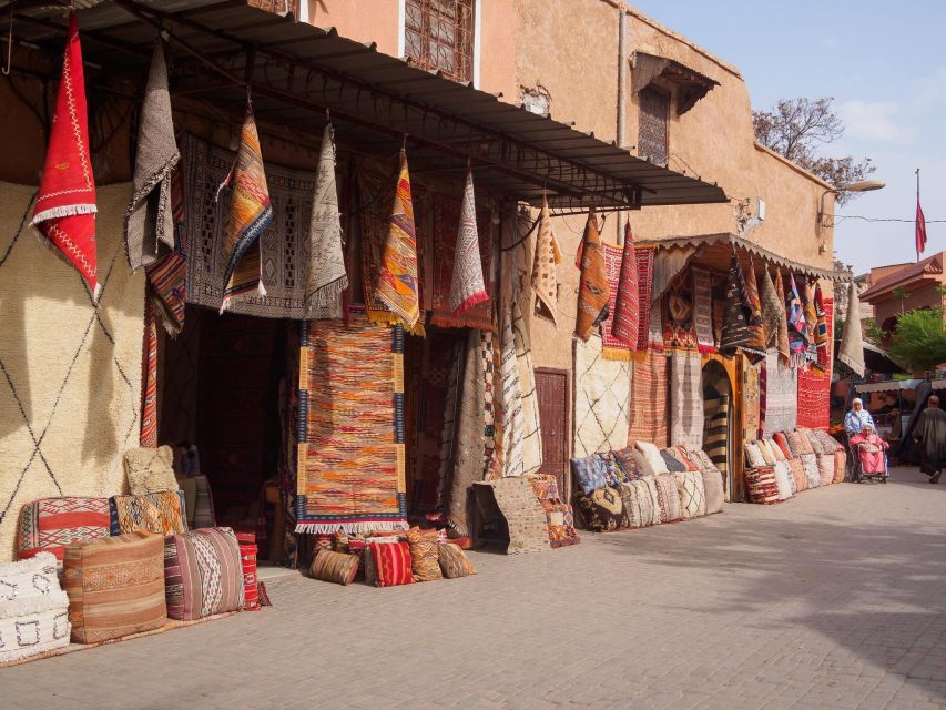 Marrakech: Palace, Museum, Madrasa & Medina Highlights Tour - What to bring, and how to stay comfortable in the medina