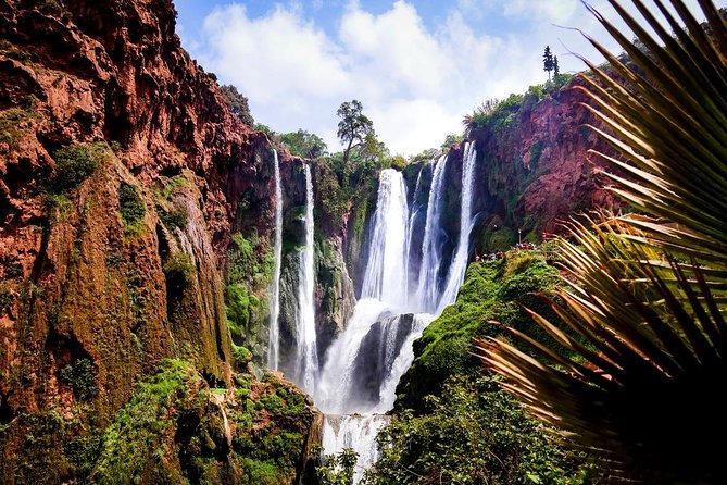 Marrakech To Waterfalls Ouzoud Day trip - Entering Ouzoud: from red cliffs to waterfall edge views