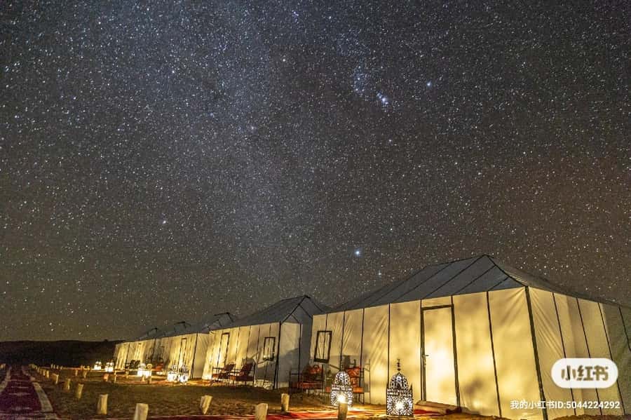 Merzouga: Overnight Stay in Luxury Desert Tent with Dinner - Crowds, cleanliness, and expectations for Erg Chebbi camps