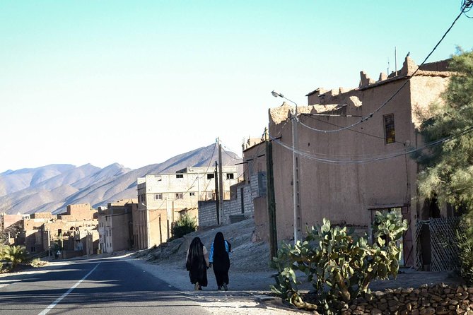 Zagora Desert and Draa Valley Day Trip From Ouarzazate - Tamegroute: Underground Homes, Pottery Factories, and the Quranic Library